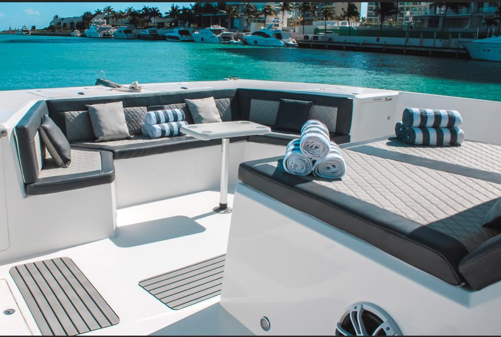 CATAMARAN LUXURY SPORT 55 FT_MR. C. CATAMARAN_CANCUN_LIVING SPACE