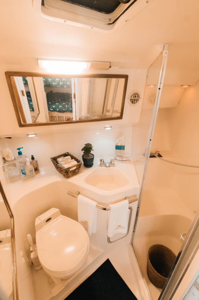 SEA RAY 43 FT_TATA_CANCUN_BATHROOM