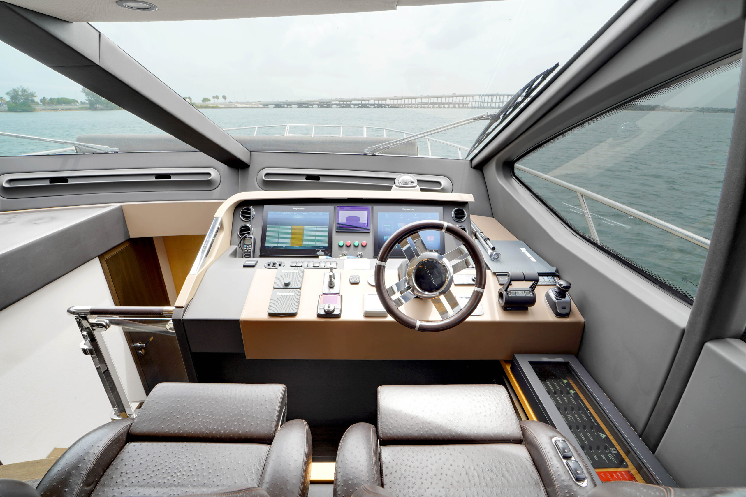 70FT_AZIMUT_MIAMI_COCKPIT