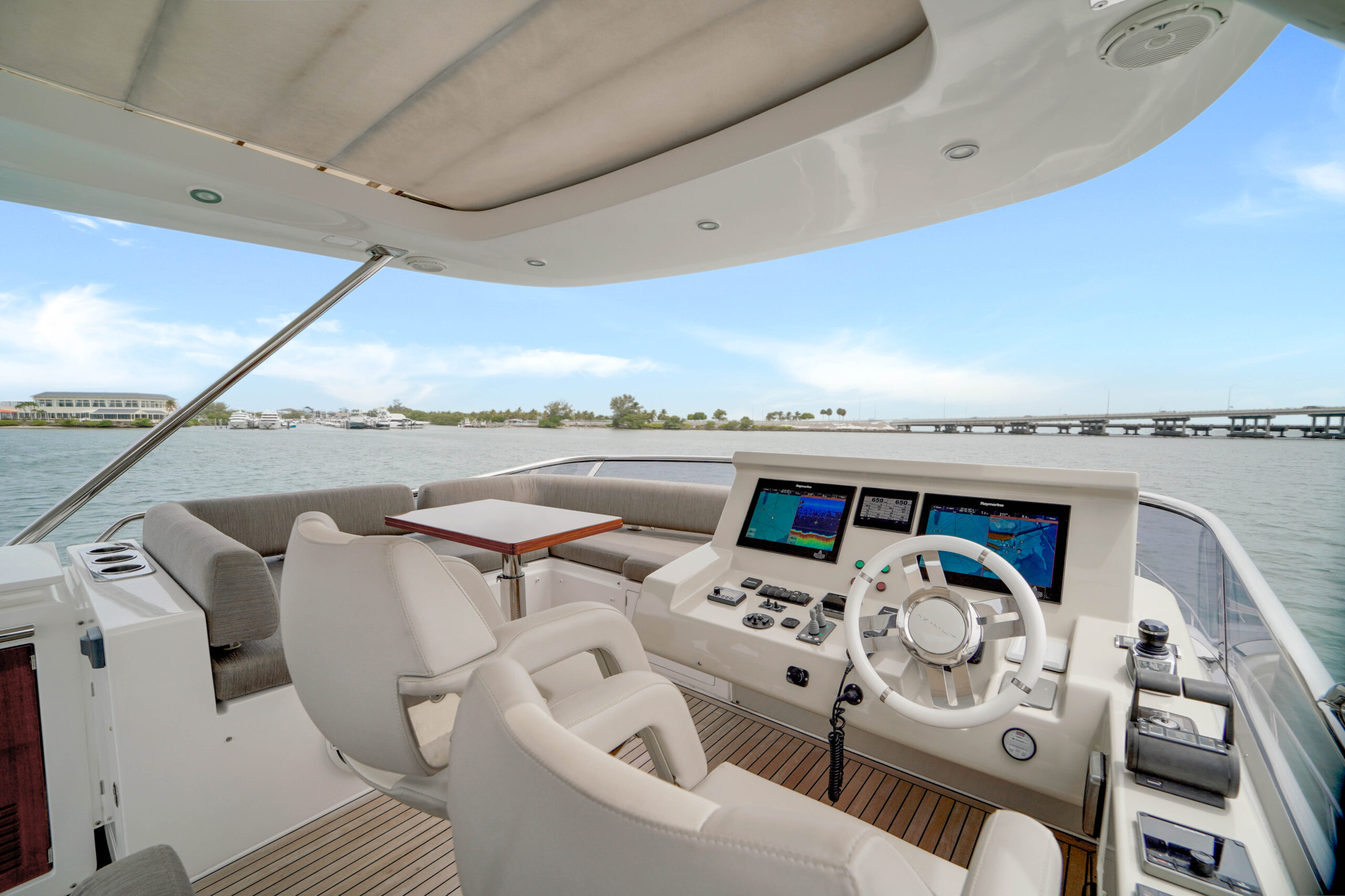 70FT_AZIMUT_MIAMI_HELM