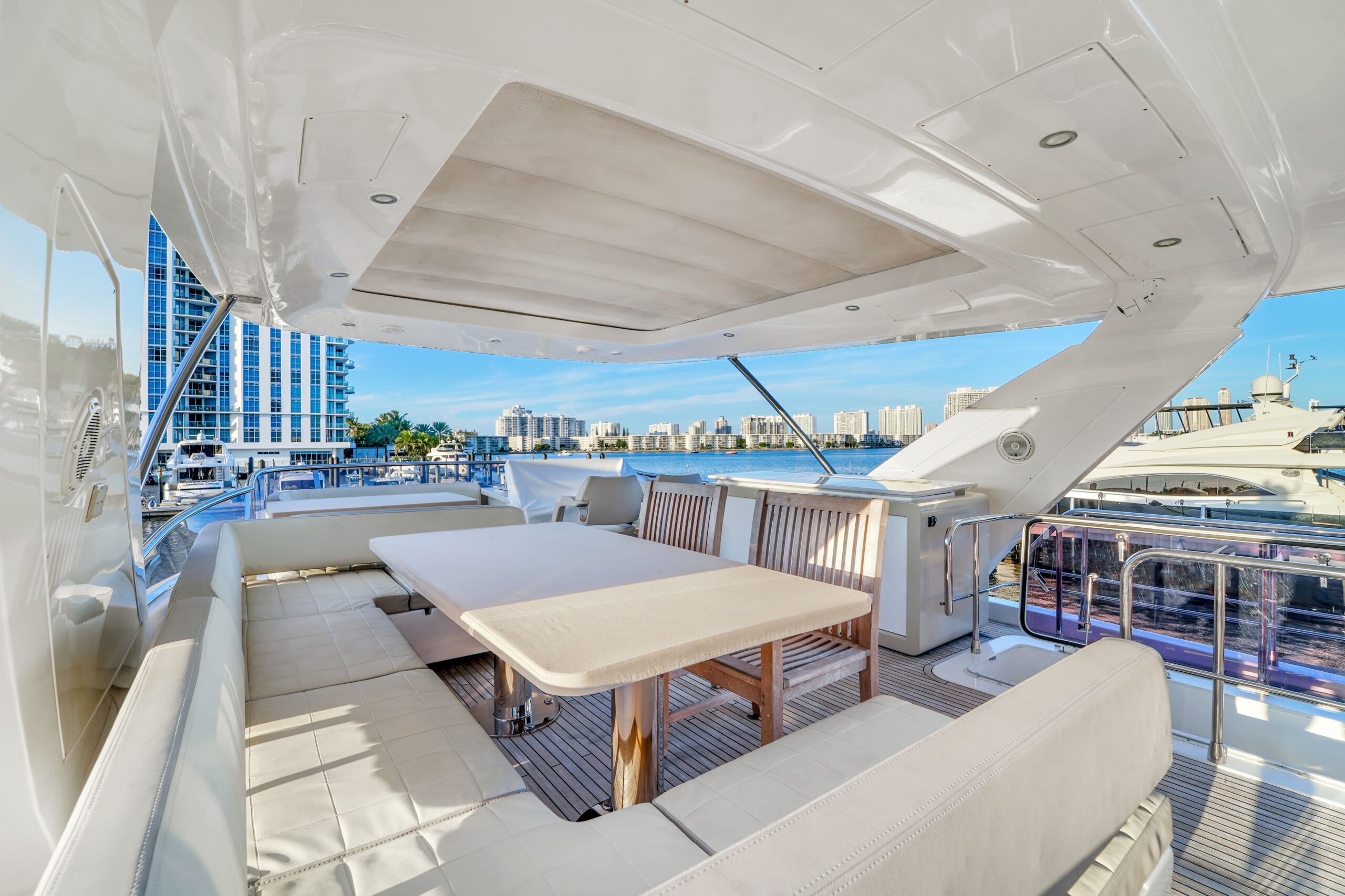 72 AZIMUT_MODERN DAY DRIFTER 3_MIAMI_OUTER LIVINGROOM 5