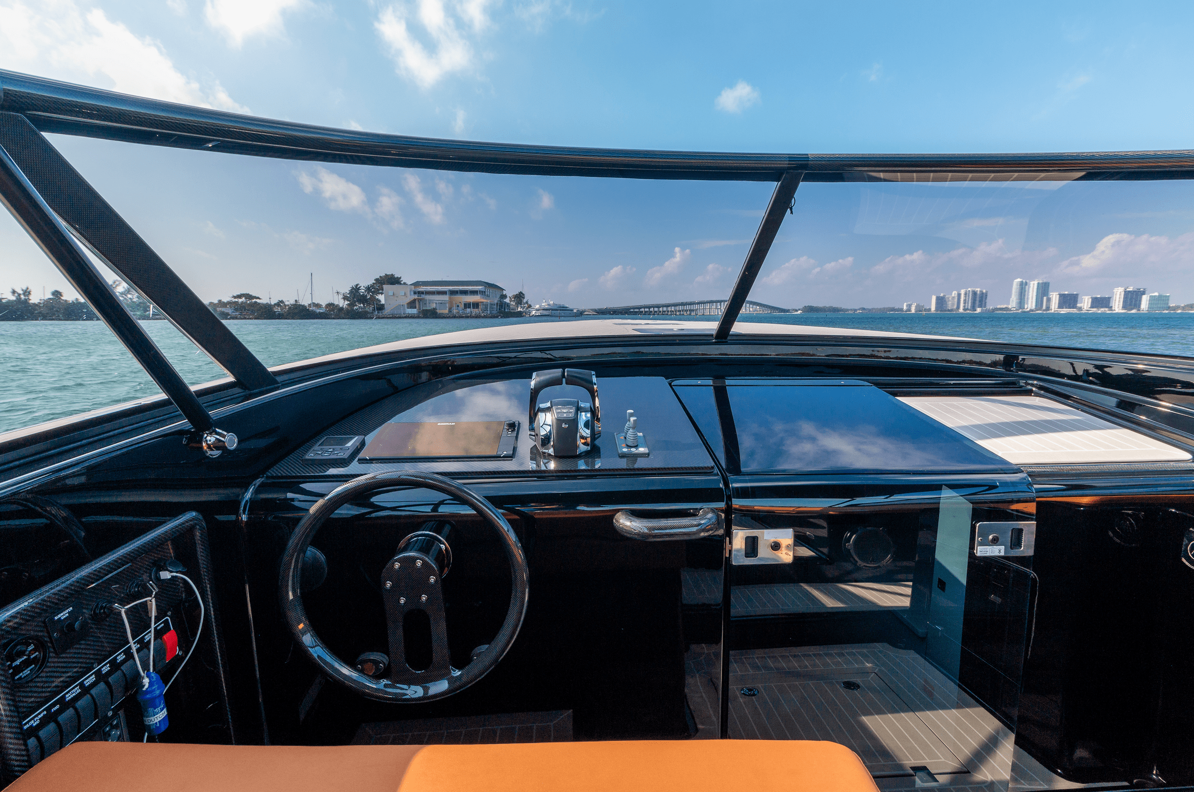 VAN DUTCH 40_MIAMI_COCKPIT 2