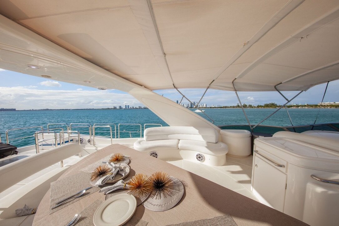 Azimut 80 ft_Truco_Cancun_exterior dining room