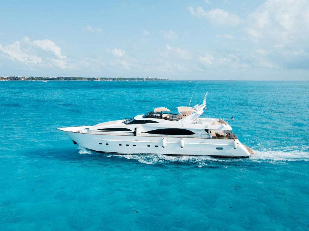 Copia de AZIMUT 100 FT_EL CAPRICHO_CANCUN_BOAT HIGH SIDEVIEW