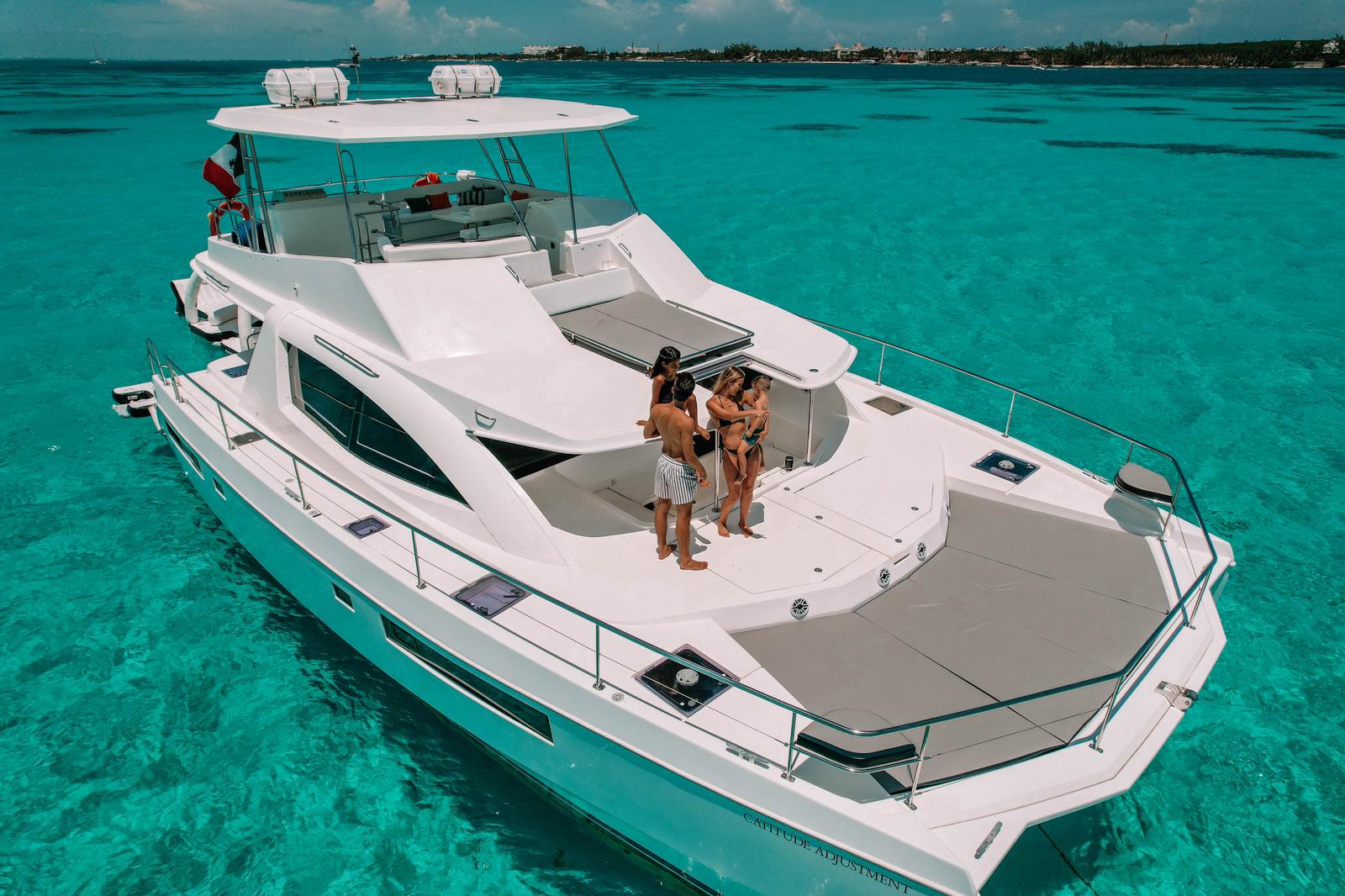 LEOPARD 51 FT_LEOPARD_CANCUN_HIGH ANGLE SIDEVIEW