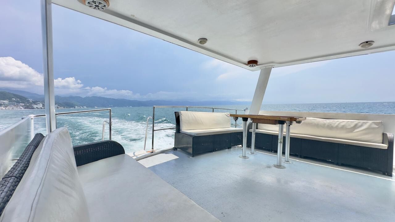 Happy Hour – California 50ft en Puerto Vallarta.